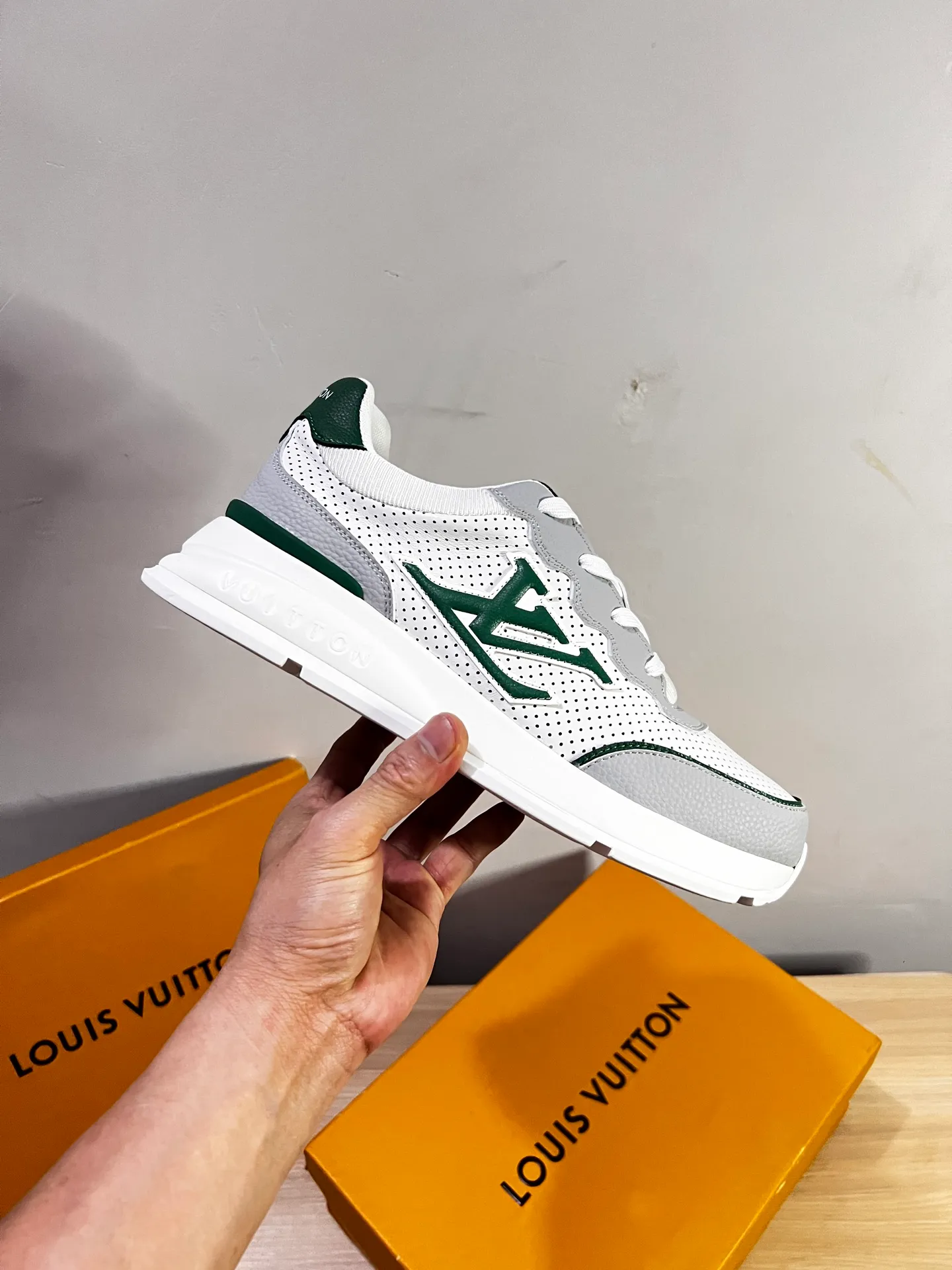 Factory price: 438💰LV men's classic casual sneakers. This sneaker is made of soft cow leather and has a classic logo. The classic logo shapes the elegant upper. The thick yet lightweight rubber outsole is embossed with the Louis Vuitton logo. The padded insole and technical lining once again upgrade the comfort experience. The calfskin lining imported from Italy is high-end and comfortable, and the original outsole is light and wear-resistant! Purely handmade, details determine quality! Size: 38-45, customized 45